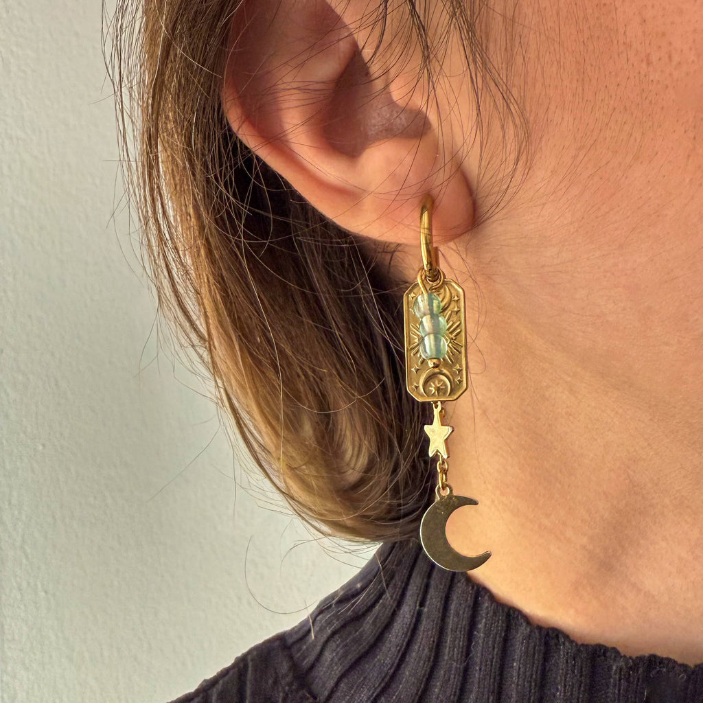 Pendientes de acero inoxidable con diseño de luna y estrella, perfectos para un look elegante y moderno.