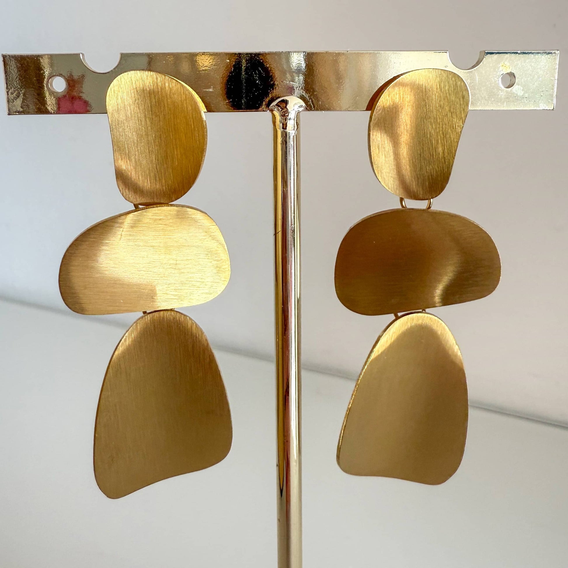 Pendientes de acero inoxidable Gea en diseño moderno y elegante, fabricados en material duradero y resistente.